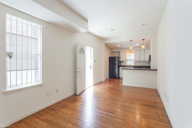 Building Photo - Delightful 5BR 3BA Townhome near Temple Un...