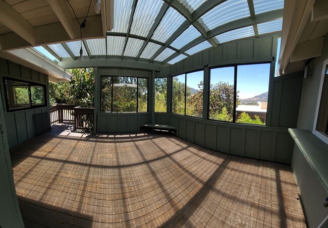 Building Photo - Large 5 Bedroom Home close to Poly Campus!!