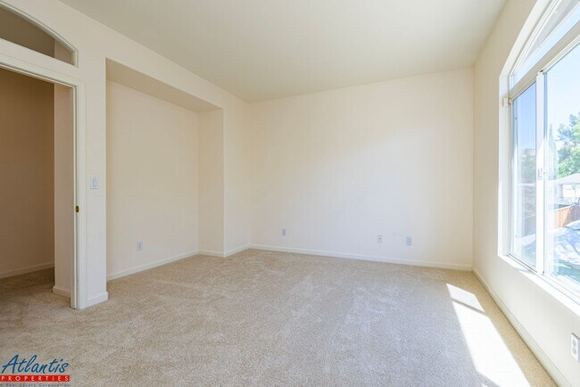 Building Photo - Beautiful Home | Remodeled Kitchen | Centr...