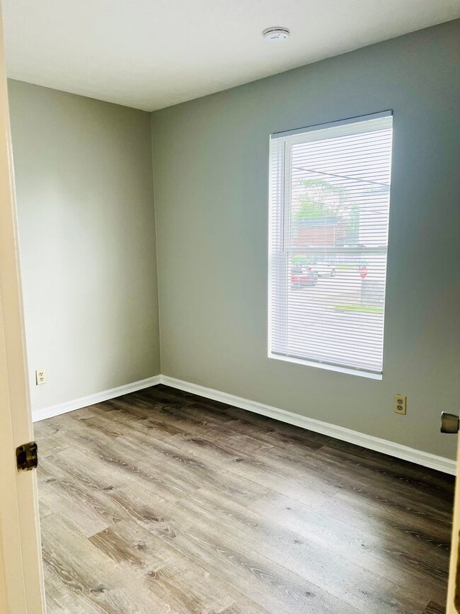 Building Photo - Updated 2 bedroom apartment in Portland no...