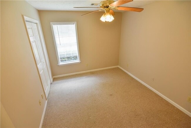 Building Photo - Duplex Available in August!