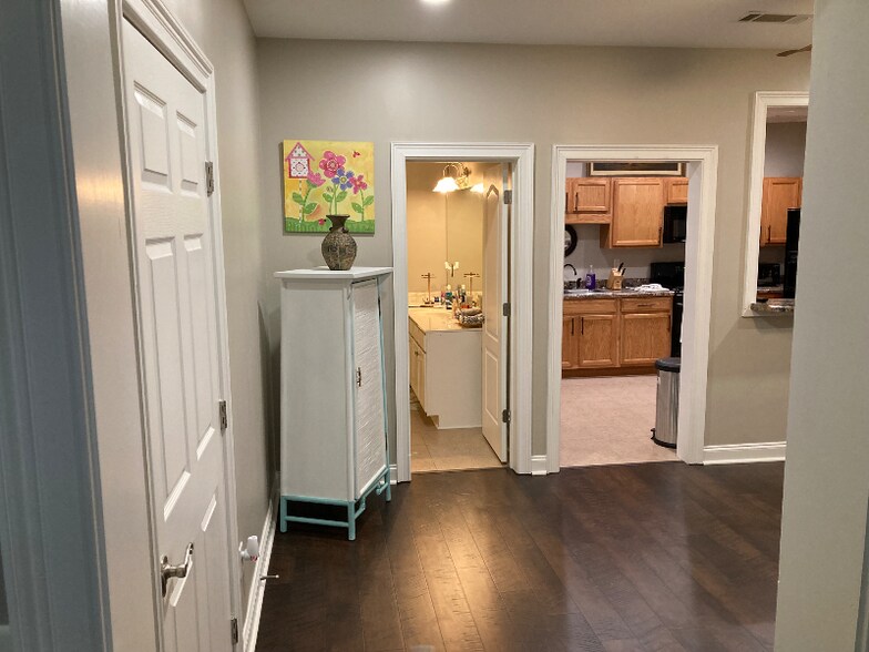 Building Photo - 5516 Ridgemoor Dr