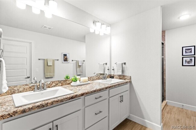 Building Photo - 615 W Rexford Dr