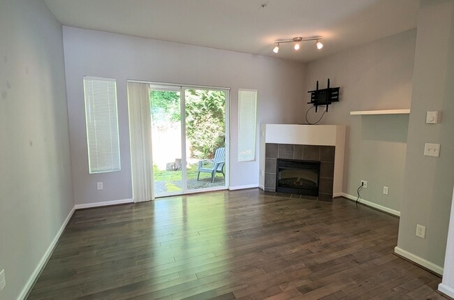 Building Photo - North Lynnwood Spacious Townhome with 2 car garage