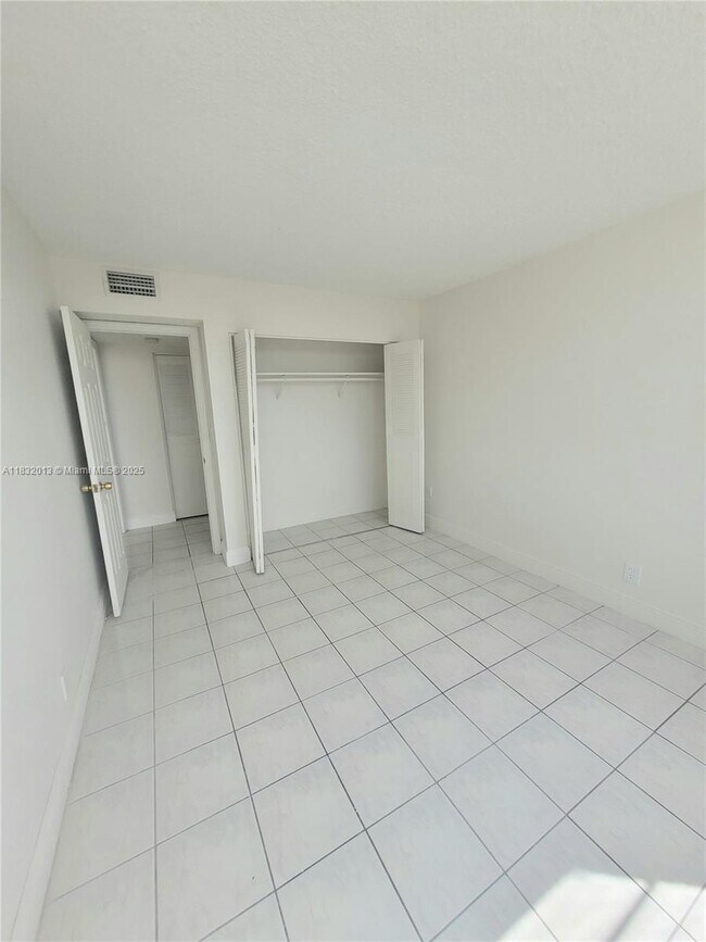Building Photo - 2025 NE 164th St
