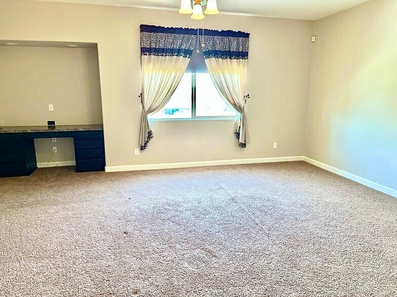 Building Photo - 722 E Sipapu Dr