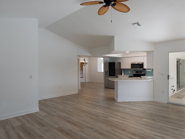 Building Photo - "Spacious 3-Bedroom Pool Home with 2 Baths & 2,075 Sq. Ft. of Comfort in Venice, FL!"