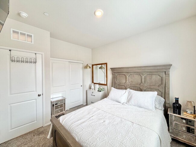 Building Photo - Modern 5 Bedroom 3 Bathroom Home in Tierra Del Sol with INCLUDED Solar & Low-Maintenance Living