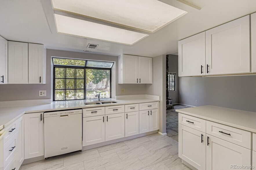 Building Photo - 12440 E Pacific Cir