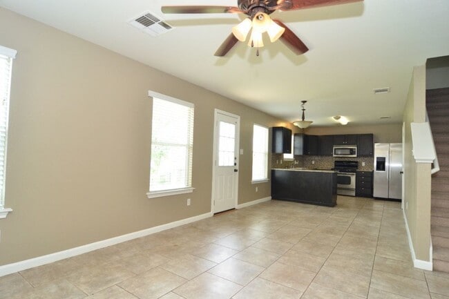 Building Photo - 3 bed/2.5 bath with granite countertops an...