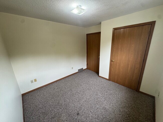 Building Photo - 414 14th Ave W