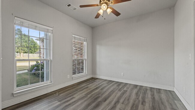 Building Photo - "Beautiful 3-Bedroom Haven with Fireplace ...