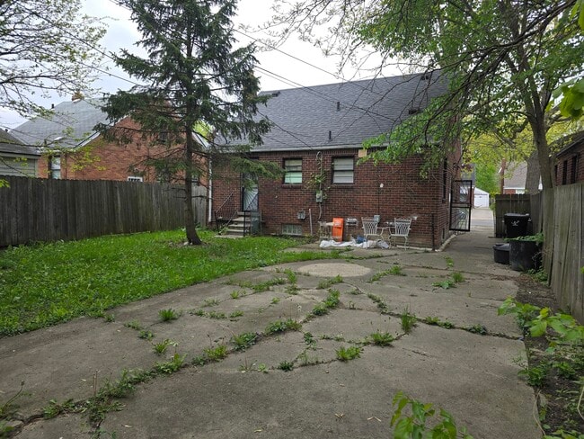 Building Photo - 6109 Farmbrook St
