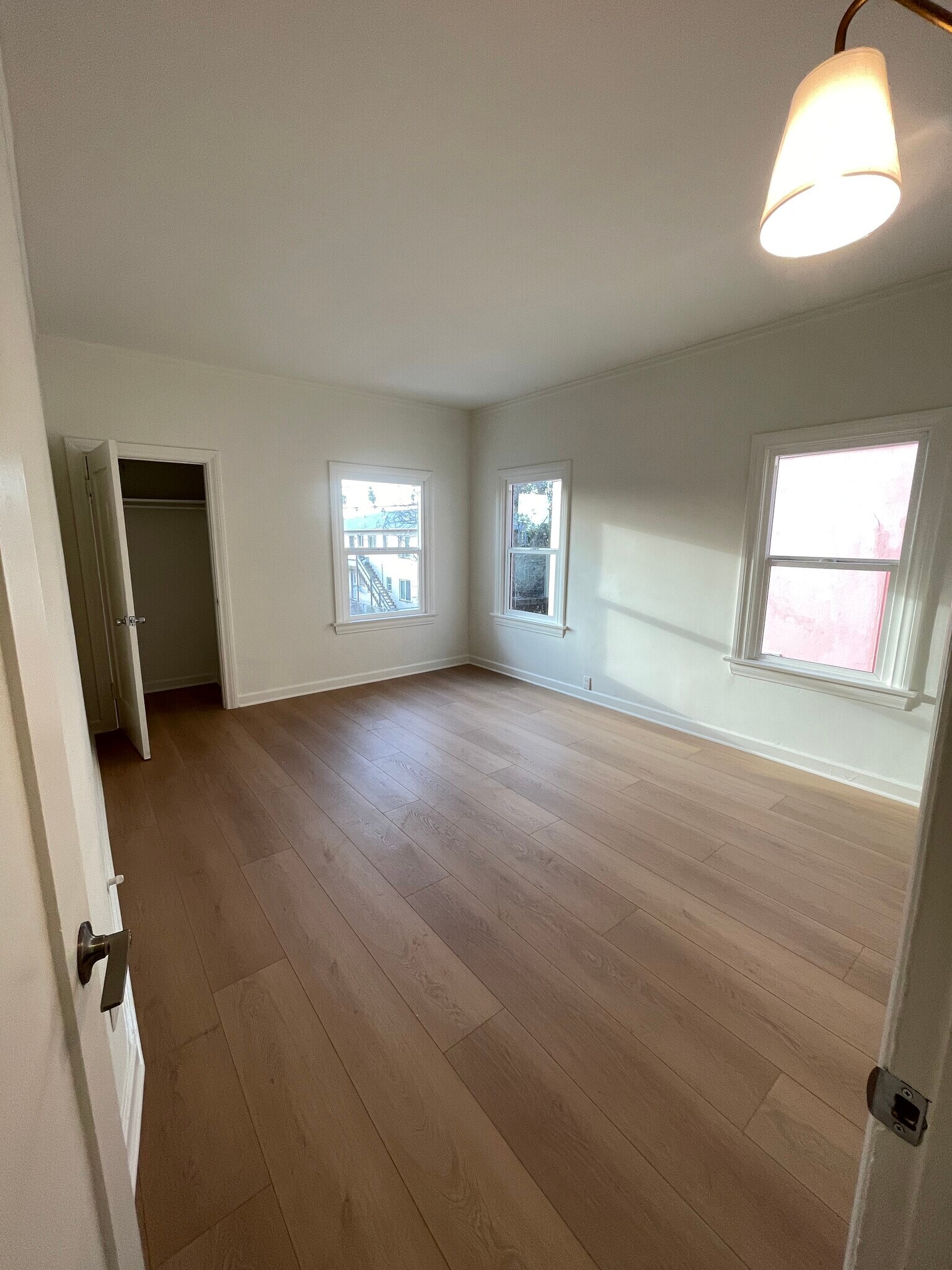 Building Photo - 129 1/2 N Kenmore Ave