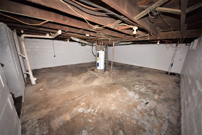 Building Photo - 2 bedroom HOUSE For RENT