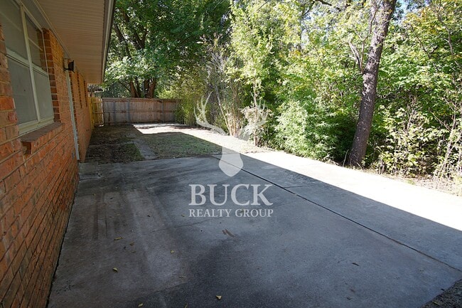 Building Photo - 505 Turtle Creek Dr