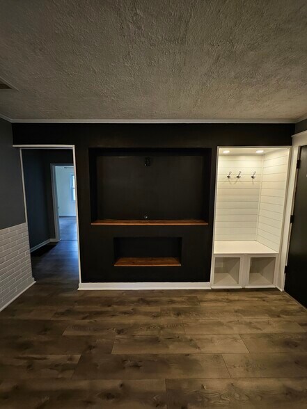 Building Photo - 6569 Graf Dr