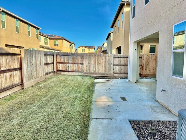 Building Photo - Newly Built 3/2.5 Bonadelle Home in Riverstone Community