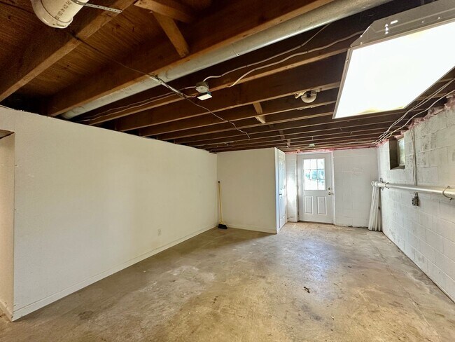 Building Photo - Charming 3 Bedroom/1.5 Bathroom Home in Norrisville, MD!