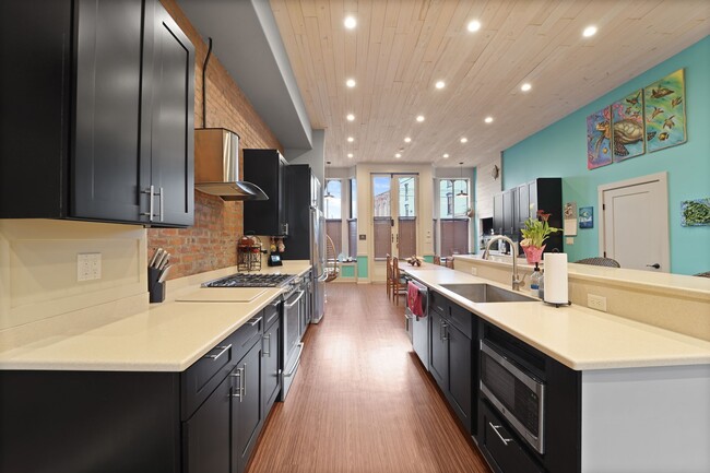 Building Photo - 334 Broad St