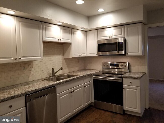 Building Photo - 1005 Worthington Dr