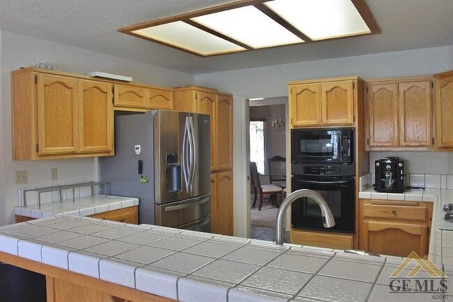 Building Photo - Spacious 4 Bedroom / 2 Bathroom House in T...