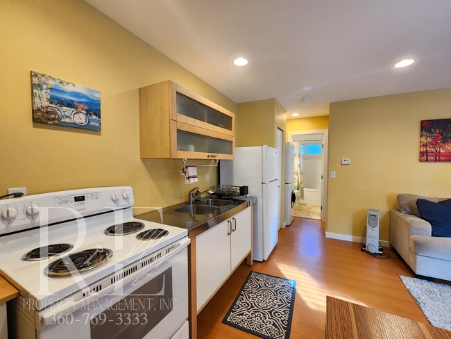 Building Photo - Fully Furnished Well Appointed Home