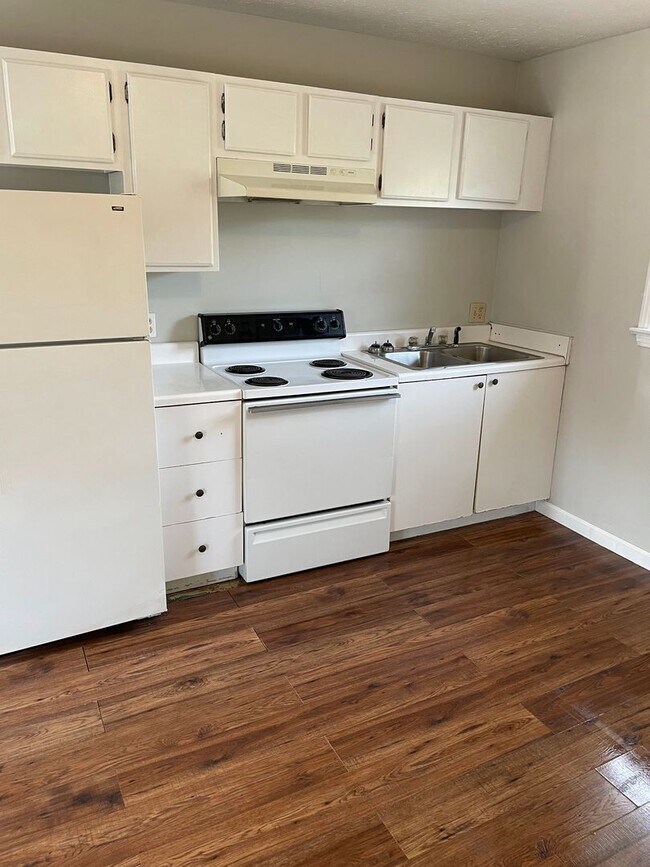 Building Photo - 587 Whitlock Rd