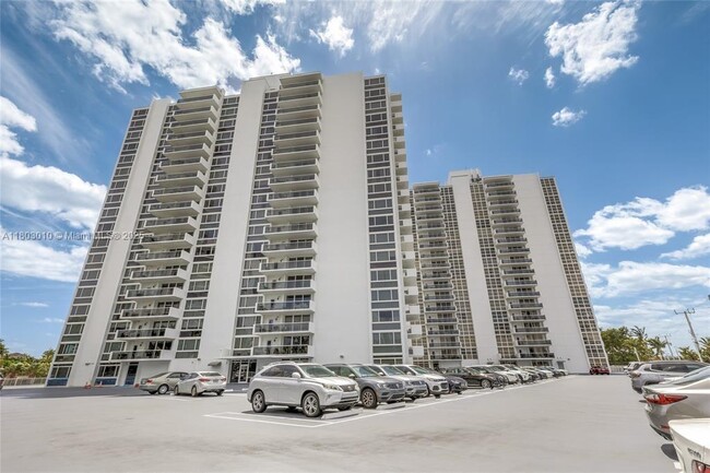 Building Photo - 2715 N Ocean Blvd