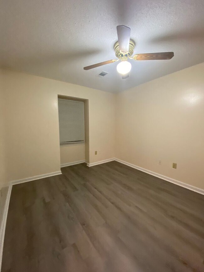 Building Photo - 185/187 Shoemaker Ct