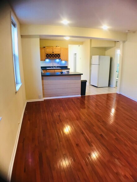 Building Photo - 2509 N Marshfield Ave