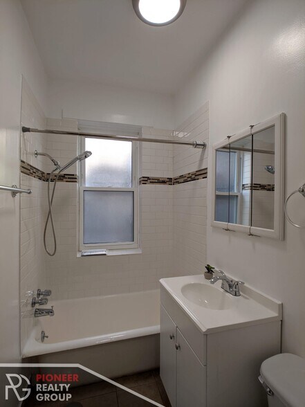 Building Photo - 1421 W Hutchinson St