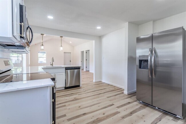 Building Photo - 1421 NE 8th St