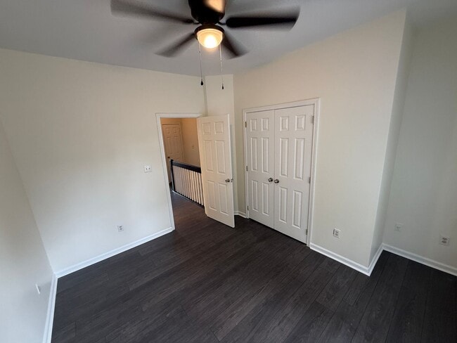 Building Photo - Beautiful End-unit townhome in university with Primary bedroom on 1st floor