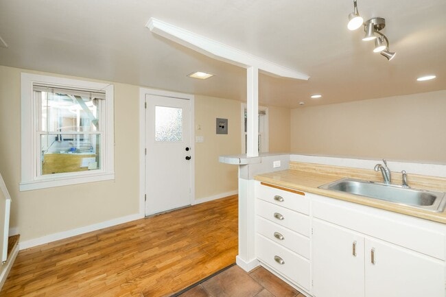 Building Photo - Available Northbrae Garden Cottage!