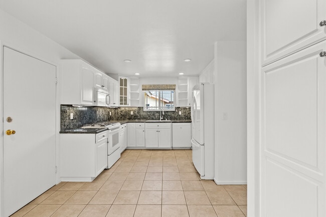 Building Photo - 2248 Drayton Ave