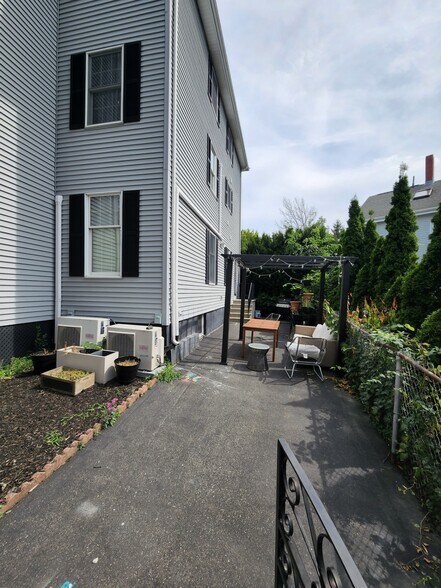 Building Photo - 14 Oak St