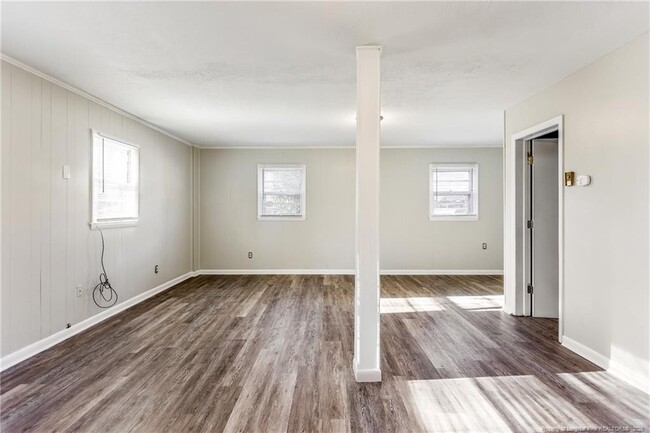 Building Photo - 1089 Essex Pl