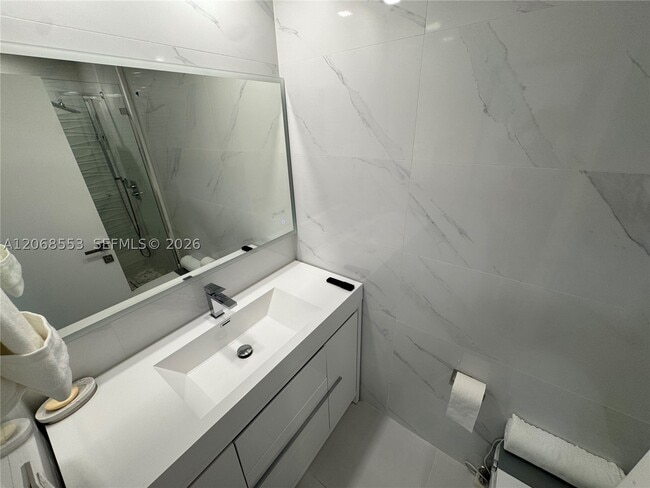 Building Photo - 350 Poinciana Island Dr