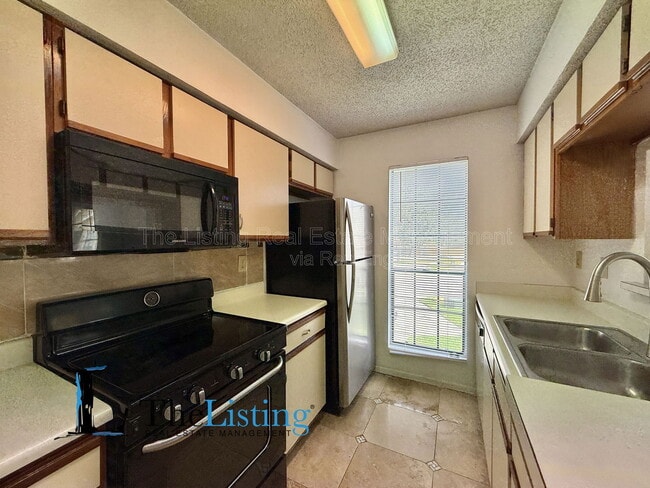 Building Photo - 8724 Mallard Reserve Dr