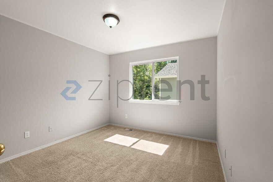 Building Photo - Unit