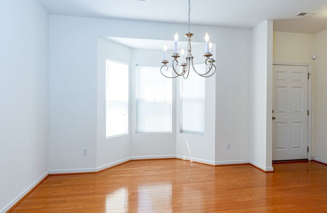 Building Photo - Maintenance-Free beautiful  3 bedroom 2.5 bath townhouse in Burlington