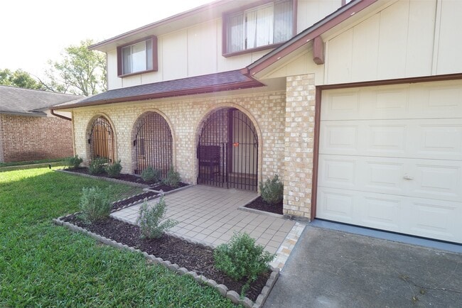 Building Photo - 19403 Long Lake Dr