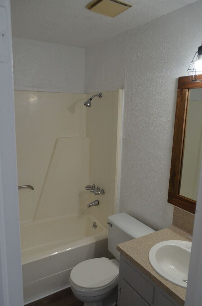 Building Photo - Reduced price!