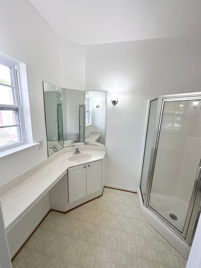 Building Photo - Bright & Beautiful 2 Bed, 2 Bath Townhouse...
