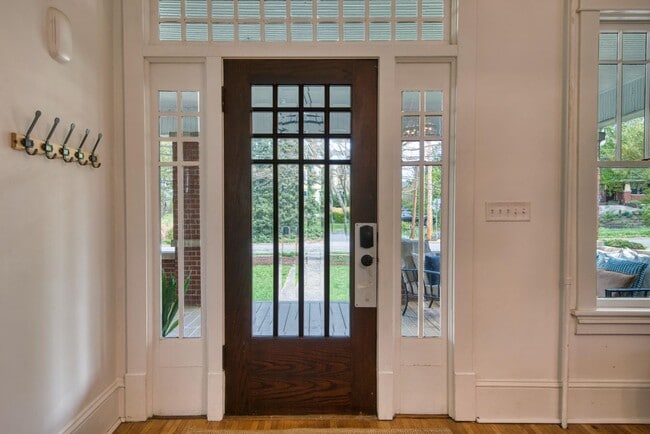 Building Photo - Spacious Living in a Prime Christiansburg Location