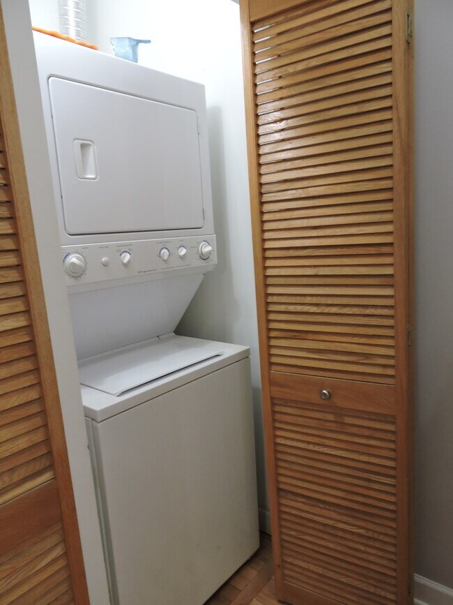 Building Photo - 1346 1/2 W Estes Ave