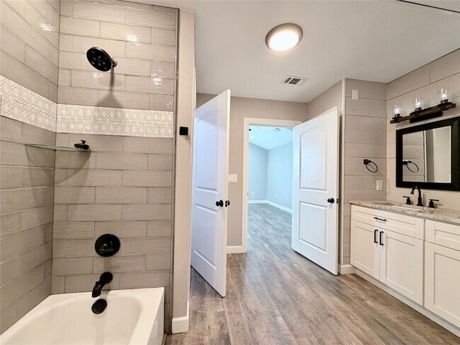 Building Photo - 710 N Rusk St