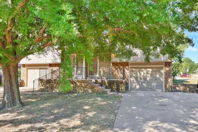 Primary Photo - 2025-2027 N. Rosewood Ct.