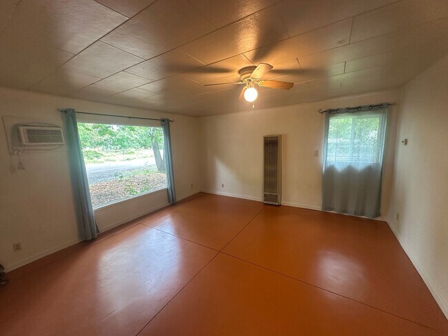 Building Photo - 2 BR w/ Bonus Room/Office